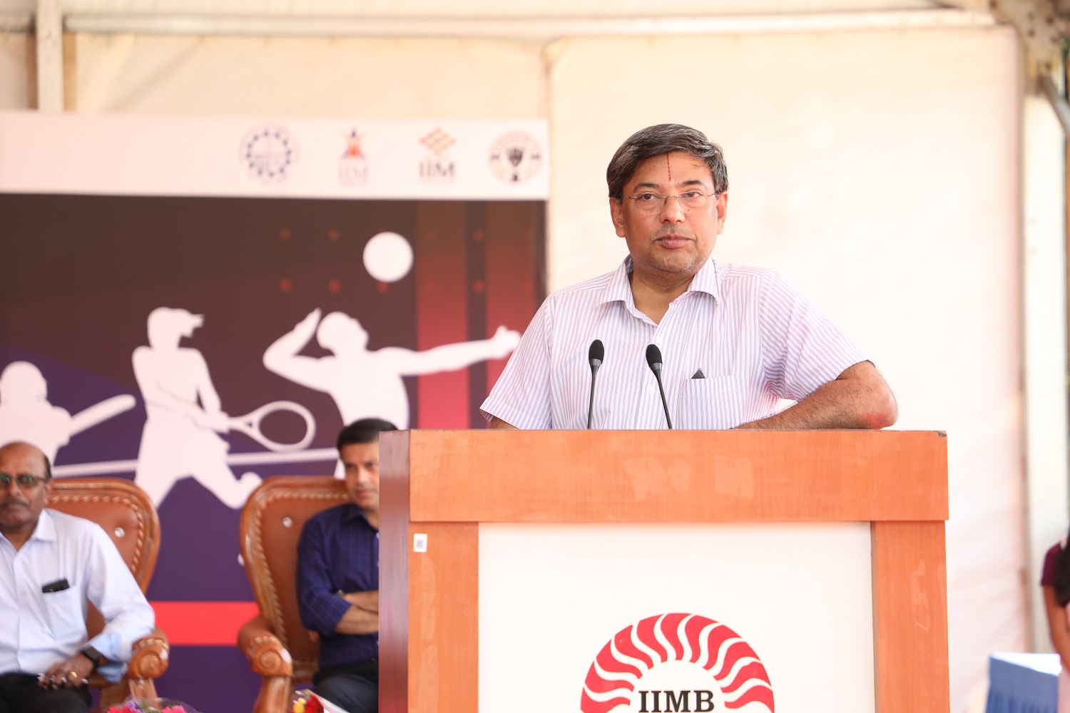 Professor R Srinivasan, Chairperson, PGP and PGP-BA, welcomes participants to the inter-IIM sports meet.